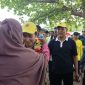 Cen Sui Lan Anggota Komisi V DPR RI Fraksi Golkar Dapil Kepri meneteskan air mata ketika diberi kalung bunga sebagai penghormatan dan rasa kekeluargaan oleh masyarakat Desa Pulau Batang, Lingga. Foto: nurul atia/suaraserumpun.com