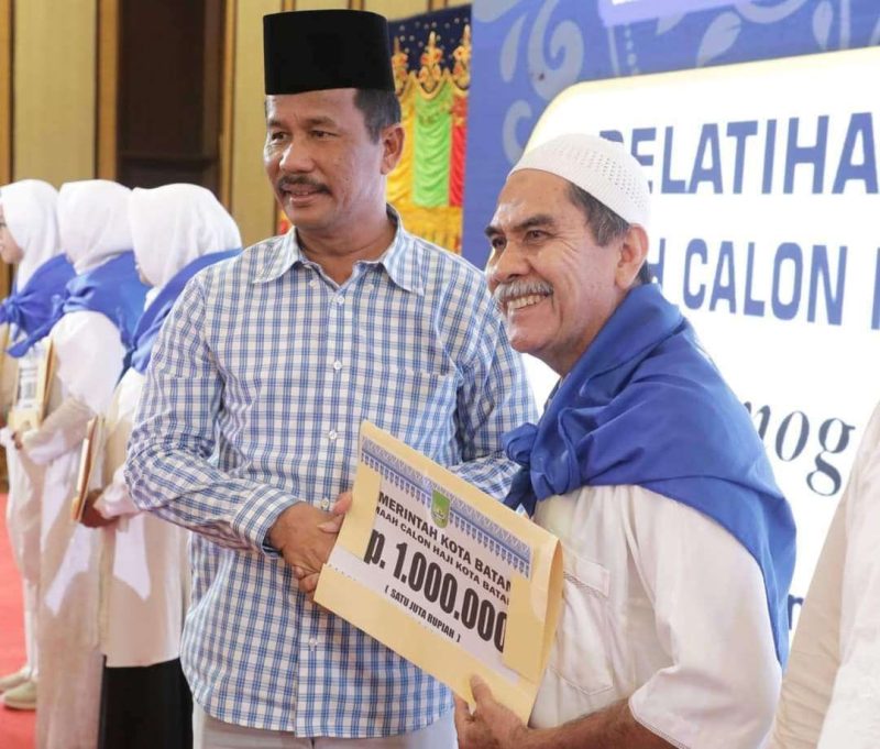Wali Kota Batam, Muhammad Rudi berikan uang saku secara simbolis kepada 627 Jemaah Calon Haji (JCH) Kota Batam. Foto: Dok. RRI / Sarah Meilina Hussein/ Ist