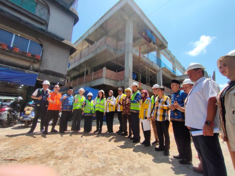 Cen Sui Lan Anggota DPR RI dari Partai Golkar Dapil Kepulauan Riau bersama Wali Kota Tanjungpinang, Hj. Rahma, S.IP.,M.M, dan Direktur Prasarana Strategis Ditjen Citra Karya Kementerian PUPR Essy Asiah, meninjau progres pembangunan Pasar Baru Tanjungpinang, Senin (22/5/2023). Foto: Diskominfo Tanjungpinang
