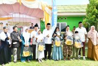 Gubernur Kepri H. Ansar Ahmad menyerahkan bantuan sosial berupa perlengkapan sekolah, tas, dan buku kepada kurang lebih 750 anak-anak panti asuhan se-Kota Batam, bertempat di Pantai Asuhan Darul Ghufran Sagulung, Kota Batam, Senin (22/5). Foto: Diskominfo Kepri
