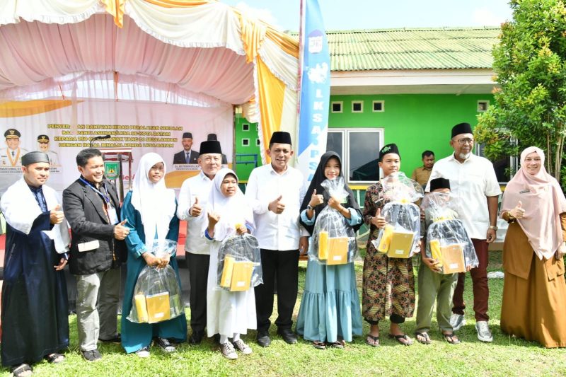 Gubernur Kepri H. Ansar Ahmad menyerahkan bantuan sosial berupa perlengkapan sekolah, tas, dan buku kepada kurang lebih 750 anak-anak panti asuhan se-Kota Batam, bertempat di Pantai Asuhan Darul Ghufran Sagulung, Kota Batam, Senin (22/5). Foto: Diskominfo Kepri
