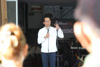 Wakil Wali Kota Batam Amsakar Achmad hadir dalam Meet Up dan Jam Session All Genre musisi dan penyanyi di Cafe 9 Ruko Sukajadi, Senin (22/5/2023). Foto: MC Batam 