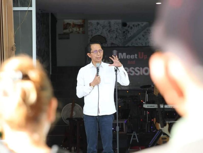 Wakil Wali Kota Batam Amsakar Achmad hadir dalam Meet Up dan Jam Session All Genre musisi dan penyanyi di Cafe 9 Ruko Sukajadi, Senin (22/5/2023). Foto: MC Batam 