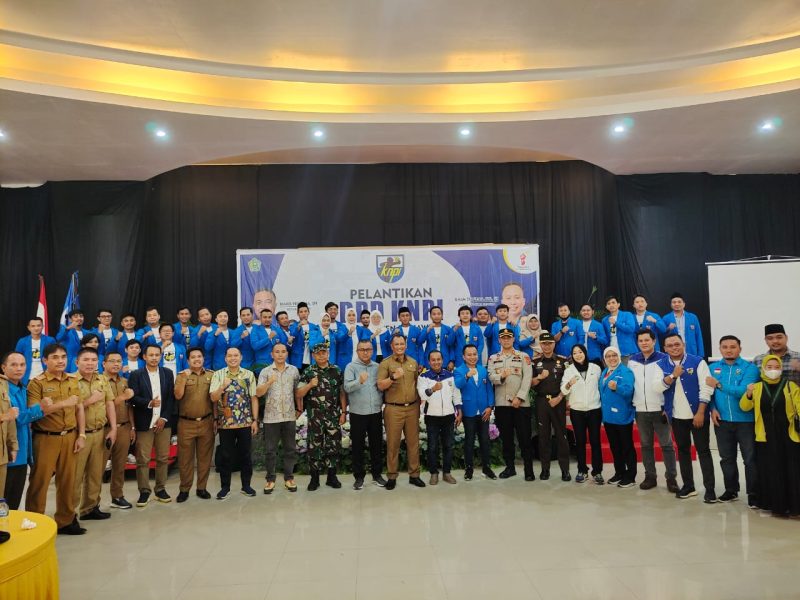 Pengurus DPD KNPI Kabupaten Konawe periode 2023-2026 berfoto bersama dengan tamu undangan. Foto: INIKEPRI.COM 