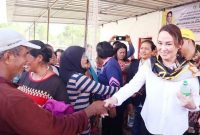 Cen Sui Lan Anggota DPR RI Fraksi Golkar Dapil Kepri bersilaturahmi dengan warga jalan Nusantara-Cenderawasih, Jalan Panglima Dompak dan Jalan Jaya Kelana, Tanjungpinang. F- yen/suaraserumpun.com 