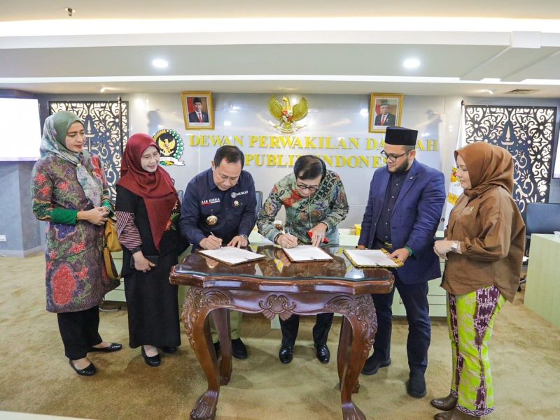 Panitia Perancang Undang-Undang (PPUU) DPD RI membahas Prolegnas RUU Inisiatif DPD RI hingga Revisi RUU tentang Perubahan UU Nomor 32 Tahun 2014 Tentang Kelautan dengan Menteri Hukum dan HAM Yasonna H Laoly dan Kepala Bakamla RI Laksdya TNI Aan Kurnia. Foto: Humas DPD RI
