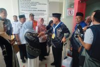 Wali Kota Tanjungpinang, Hj. Rahma, S.IP.,M.M, melepas 214 Jemaah Calon Haji (JCH) kloter embarkasi Batam, yang diberangkatkan dari Pelabuhan Sribintan Pura (SbP), Rabu (24/5/2023). Foto: Diskominfo Tanjungpinang 