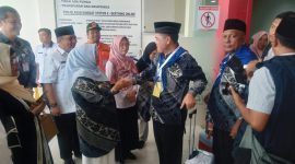 Wali Kota Tanjungpinang, Hj. Rahma, S.IP.,M.M, melepas 214 Jemaah Calon Haji (JCH) kloter embarkasi Batam, yang diberangkatkan dari Pelabuhan Sribintan Pura (SbP), Rabu (24/5/2023). Foto: Diskominfo Tanjungpinang 