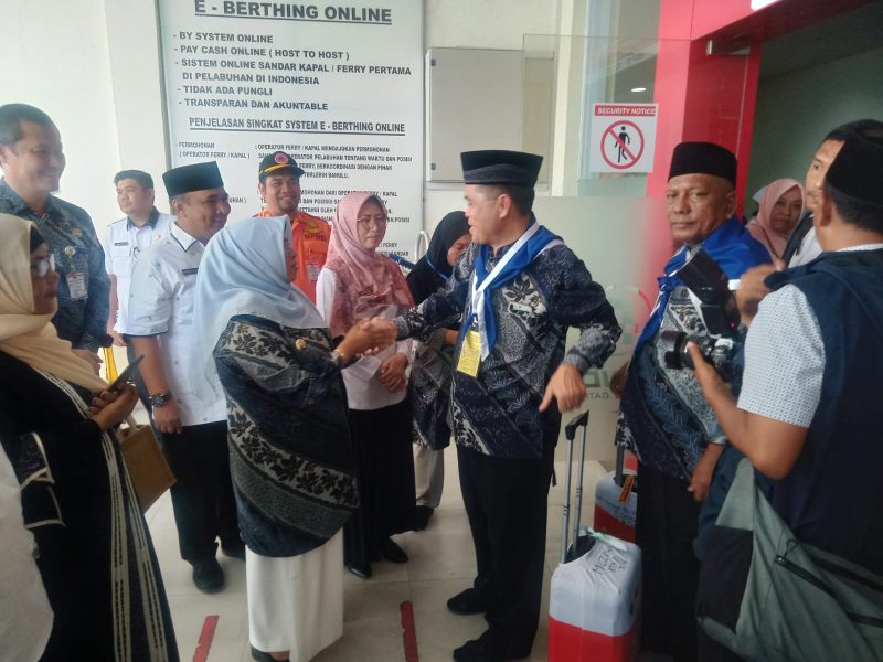 Wali Kota Tanjungpinang, Hj. Rahma, S.IP.,M.M, melepas 214 Jemaah Calon Haji (JCH) kloter embarkasi Batam, yang diberangkatkan dari Pelabuhan Sribintan Pura (SbP), Rabu (24/5/2023). Foto: Diskominfo Tanjungpinang