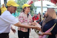 Cen Sui Lan Anggota Komisi V DPR RI Fraksi Golkar Dapil Kepri menyalurkan bantuan sosial kepada warga penerima program bedah rumah di Sambau, Nongsa, Batam, Selasa (23/5/2023). Foto: nurul atia/suaraserumpun.com