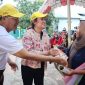 Cen Sui Lan Anggota Komisi V DPR RI Fraksi Golkar Dapil Kepri menyalurkan bantuan sosial kepada warga penerima program bedah rumah di Sambau, Nongsa, Batam, Selasa (23/5/2023). Foto: nurul atia/suaraserumpun.com