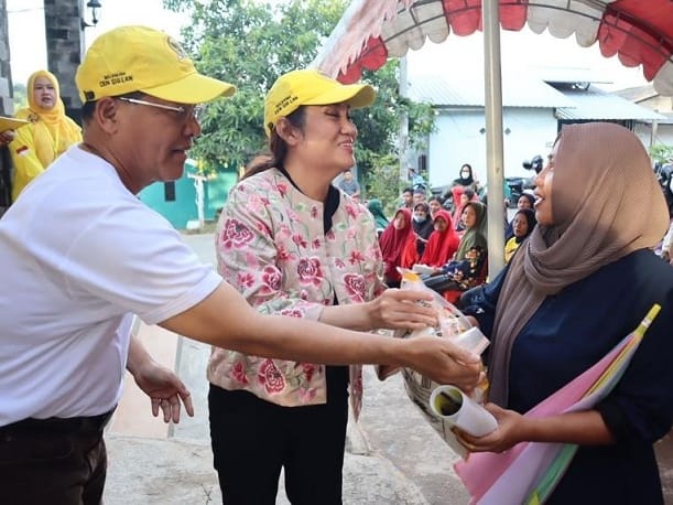 Cen Sui Lan Anggota Komisi V DPR RI Fraksi Golkar Dapil Kepri menyalurkan bantuan sosial kepada warga penerima program bedah rumah di Sambau, Nongsa, Batam, Selasa (23/5/2023). Foto: nurul atia/suaraserumpun.com