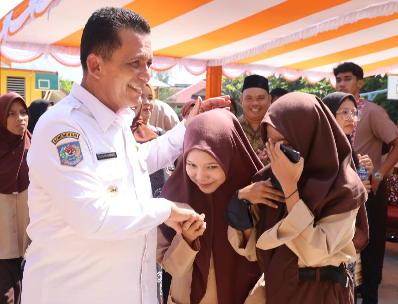 Gubernur Kepulauan Riau H. Ansar Ahmad berkunjung dan bersilaturahmi bersama keluarga besar SMA N 4 Tanjungpinang. Foto: Diskominfo Kepri 