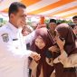 Gubernur Kepulauan Riau H. Ansar Ahmad berkunjung dan bersilaturahmi bersama keluarga besar SMA N 4 Tanjungpinang. Foto: Diskominfo Kepri 