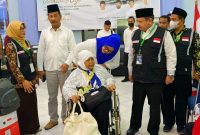Sebanyak 373 jemaah haji kloter 3 Embarkasi Batam bertolak ke Madinah pada pukul 11:20 WIB dari Bandara Hang Nadim, Kamis (25/05/2023) menggunakan Saudia Airlines dengan nomor penerbangan SV 5027. Foto: Kemenag 