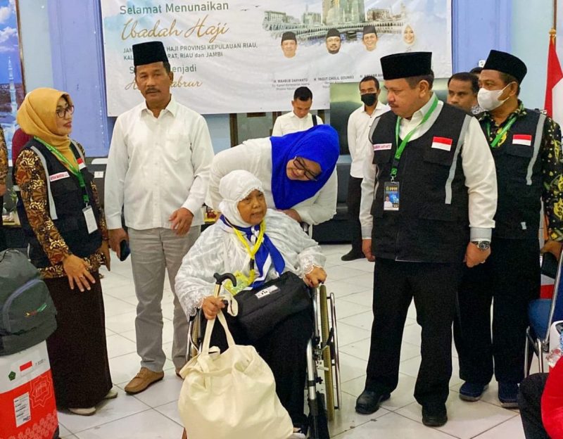 Sebanyak 373 jemaah haji kloter 3 Embarkasi Batam bertolak ke Madinah pada pukul 11:20 WIB dari Bandara Hang Nadim, Kamis (25/05/2023) menggunakan Saudia Airlines dengan nomor penerbangan SV 5027. Foto: Kemenag 