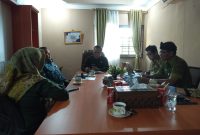 INIKEPRI.COM - Wakil Wali Kota Tanjungpinang Endang Abdullah S.Kp, M.Si minta agar Dinas Sosial segera melaksanakan langkah strategis dalam penanggulangan kemiskinan di Kota Tanjungpinang. Untuk memastikan keakuratan data keluarga miskin, dan efektivitas program penanggulangan yang akan dilaksanakan, diperlukan verifikasi dan validasi data secara langsung di lapangan. Foto: Diskominfo Tanjungpinang 