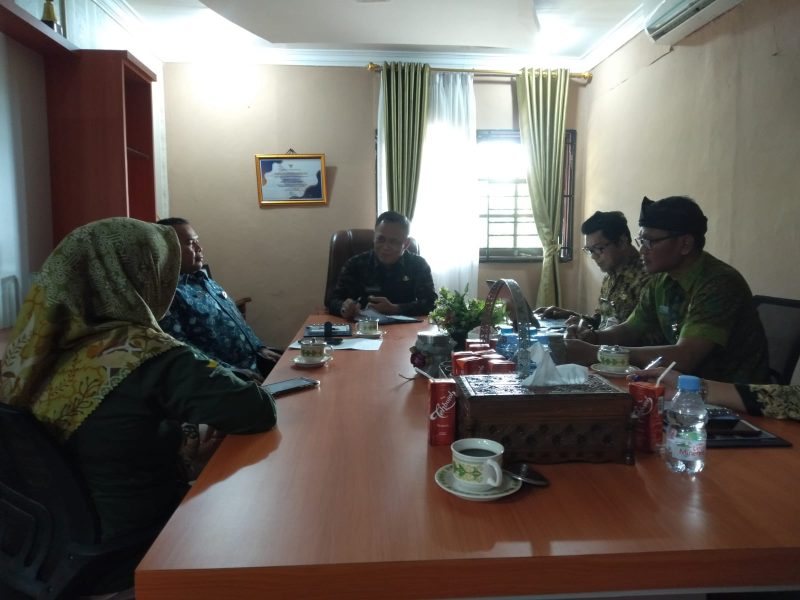 INIKEPRI.COM - Wakil Wali Kota Tanjungpinang Endang Abdullah S.Kp, M.Si minta agar Dinas Sosial segera melaksanakan langkah strategis dalam penanggulangan kemiskinan di Kota Tanjungpinang. Untuk memastikan keakuratan data keluarga miskin, dan efektivitas program penanggulangan yang akan dilaksanakan, diperlukan verifikasi dan validasi data secara langsung di lapangan. Foto: Diskominfo Tanjungpinang 