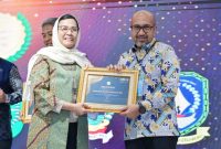 Penerimaan Penghargaan Anugrah Adinata Syariah Tahun 2023 dari Komitmen Nasional Ekonomi dan Keuangan Syariah (KNEKS)..Foto : Diskominfo Kepri 