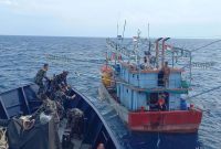 Kementerian Kelautan dan Perikanan (KKP) menertibkan sembilan kapal ikan Indonesia (KII) yang melakukan pelanggaran ketentuan perizinan berusaha dalam operasi pengawasan yang dilaksanakan satu minggu terakhir di perairan Batam, Belawan, dan Makassar. Foto: Diskominfo Tanjungpinang 
