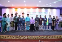 Wali Kota Tanjungpinang, Hj. Rahma, S.IP.,M.M, menyerahkan Kartu BPJS Ketengakerjaan kepada 523 nelayan yang ada di Tanjungpinang, Jum'at (26/5/2023) di Gedung PKK, Senggarang. Foto: Diskominfo Tanjungpinang
