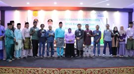 Wali Kota Tanjungpinang, Hj. Rahma, S.IP.,M.M, menyerahkan Kartu BPJS Ketengakerjaan kepada 523 nelayan yang ada di Tanjungpinang, Jum'at (26/5/2023) di Gedung PKK, Senggarang. Foto: Diskominfo Tanjungpinang 

