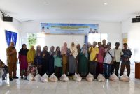 Hj. Dewi Kumalasari Ansar menyerahkan Bantuan Kesejahteraan Sosial berupa Paket Bahan Pokok Sembako kepada Masyarakat Desa Mantang, Bintan. Foto: Diskominfo Kepri 