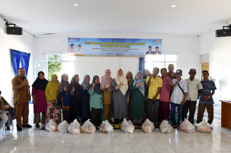 Hj. Dewi Kumalasari Ansar menyerahkan Bantuan Kesejahteraan Sosial berupa Paket Bahan Pokok Sembako kepada Masyarakat Desa Mantang, Bintan. Foto: Diskominfo Kepri 