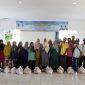 Hj. Dewi Kumalasari Ansar menyerahkan Bantuan Kesejahteraan Sosial berupa Paket Bahan Pokok Sembako kepada Masyarakat Desa Mantang, Bintan. Foto: Diskominfo Kepri 