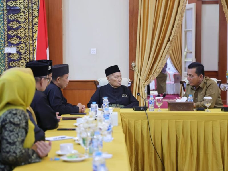 Gubernur Ansar diskusi bersama Jajaran Pengurus Lembaga Adat Melayu Provinsi Kepri di Gedung Daerah Provinsi Kepulauan Riau, Tanjungpinang. Foto: Diskominfo Kepri 