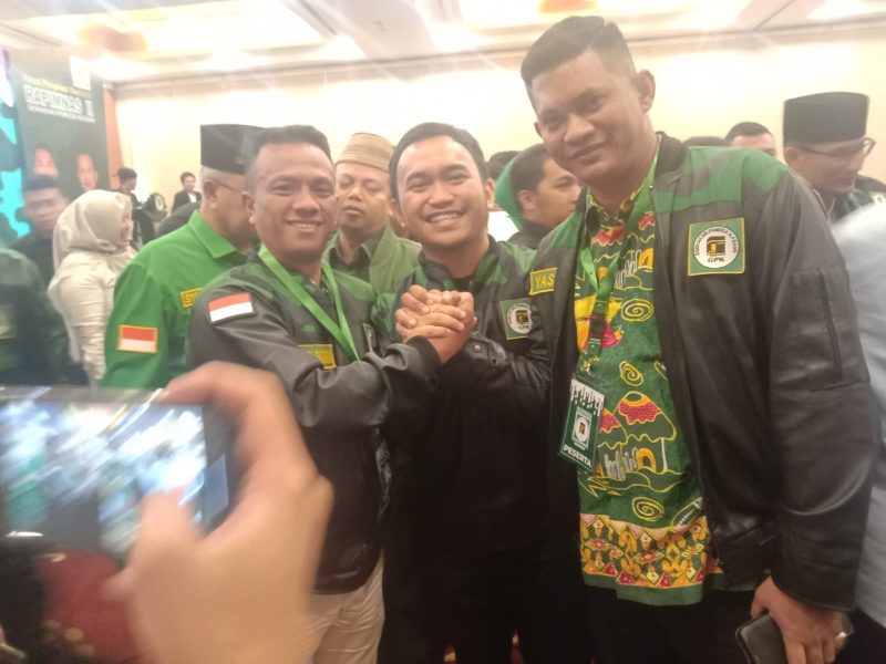 Ketua Pengurus Wilayah Gerakan Pemuda Ka'bah (GPK) Kepulauan Riau, Muhammad Yasin Fahriza (kanan) berfoto bersama Ketua PP GPK. Foto: Istimewa 