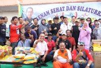 Wakil Walikota Batam Amsakar Achmad senam bersama masyarakat di Kecamatan Batuaji, tepatnya di komplek Ruko Tambolin, Batuaji. Foto: MC Batam