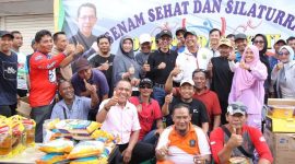Wakil Walikota Batam Amsakar Achmad senam bersama masyarakat di Kecamatan Batuaji, tepatnya di komplek Ruko Tambolin, Batuaji. Foto: MC Batam
