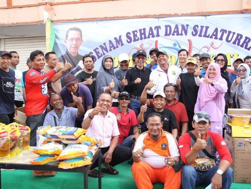Wakil Walikota Batam Amsakar Achmad senam bersama masyarakat di Kecamatan Batuaji, tepatnya di komplek Ruko Tambolin, Batuaji. Foto: MC Batam