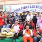 Wakil Walikota Batam Amsakar Achmad senam bersama masyarakat di Kecamatan Batuaji, tepatnya di komplek Ruko Tambolin, Batuaji. Foto: MC Batam