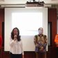 Anggota DPR RI dari Partai Golkar Dapil Kepulauan Riau Cen Sui Lan memberikan pengarahan dan motivasi kepada 100 peserta pelatihan yang berasal dari Kepri. Foto: Istimewa 