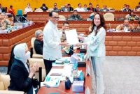 Anggota DPR RI dari Partai Golkar Dapil Kepulauan Riau Cen Sui Lan bersama Menteri Perhubungan Budi Karya Sumadi. Foto: Istimewa 