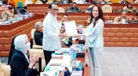 Anggota DPR RI dari Partai Golkar Dapil Kepulauan Riau Cen Sui Lan bersama Menteri Perhubungan Budi Karya Sumadi. Foto: Istimewa 