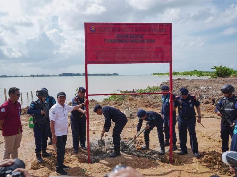 Menteri Kelautan dan Perikanan Sakti Wahyu Trenggono merayakan World Oceans Day (WOD) atau Hari Laut Sedunia yang diperingati hari ini dengan membuktikan komitmennya dalam menjaga keberlanjutan ekologi, khususnya dari pencemaran limbah maupun reklamasi ilegal yang banyak terjadi di perairan Kota Batam, Kepulauan Riau. Foto: KKP 