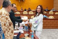 Cen Sui Lan (kanan), anggota DPR dapil Kepri , menyerahkan surat rekomendasi status KSOP Natuna ke Menhub Budi Karya Sumadi saat raker di DPR, Selasa (6/6/2023). Foto: Istimewa 