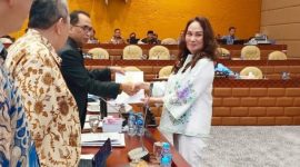 Cen Sui Lan (kanan), anggota DPR dapil Kepri , menyerahkan surat rekomendasi status KSOP Natuna ke Menhub Budi Karya Sumadi saat raker di DPR, Selasa (6/6/2023). Foto: Istimewa 