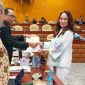 Cen Sui Lan (kanan), anggota DPR dapil Kepri , menyerahkan surat rekomendasi status KSOP Natuna ke Menhub Budi Karya Sumadi saat raker di DPR, Selasa (6/6/2023). Foto: Istimewa 