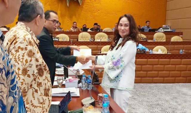 Cen Sui Lan (kanan), anggota DPR dapil Kepri , menyerahkan surat rekomendasi status KSOP Natuna ke Menhub Budi Karya Sumadi saat raker di DPR, Selasa (6/6/2023). Foto: Istimewa