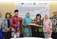 Ketua Lembaga Koordinasi Kesejahteraan Sosial (LKKS) Provinsi Kepulauan Riau Hj. Dewi Kumalasari Ansar menghadiri Workshop Kebijakan Peraturan Gubernur (Pergub) Kepulauan Riau nomor 55 tahun 2022 tentang Sistem Penanganan Terpadu Perempuan Korban Kekerasan dan Tindak Pidana (SPT-PKKTP), di Hotel Aston, Tanjungpinang, Jum'at (9/6). Foto: Diskominfo Tanjungpinang 