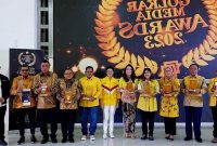 Cen Sui Lan Anggota DPR RI Fraksi Golkar Dapil Kepri di sebelah kiri Nurul Arifin menerima Golkar Media Awards 2023 kategori Konten Terbaik di Gedung DPP Golkar, Jakarta, Sabtu (10/6/2023). Foto: Mpo DPP Golkar 