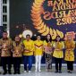 Cen Sui Lan Anggota DPR RI Fraksi Golkar Dapil Kepri di sebelah kiri Nurul Arifin menerima Golkar Media Awards 2023 kategori Konten Terbaik di Gedung DPP Golkar, Jakarta, Sabtu (10/6/2023). Foto: Mpo DPP Golkar 