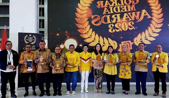 Cen Sui Lan Anggota DPR RI Fraksi Golkar Dapil Kepri di sebelah kiri Nurul Arifin menerima Golkar Media Awards 2023 kategori Konten Terbaik di Gedung DPP Golkar, Jakarta, Sabtu (10/6/2023). Foto: Mpo DPP Golkar