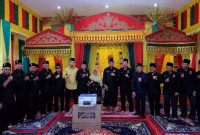 Wali Kota Kota Tanjungpinang, Hj. Rahma, S.IP.,M.M, secara resmi menyerahkan bantuan hibah berupa satu unit komputer dan printer kepada Ketua Umum Lembaga Adat Melayu (LAM) Kota Tanjungpinang, Juramadi Esram. Foto: Diskominfo Tanjungpinang 