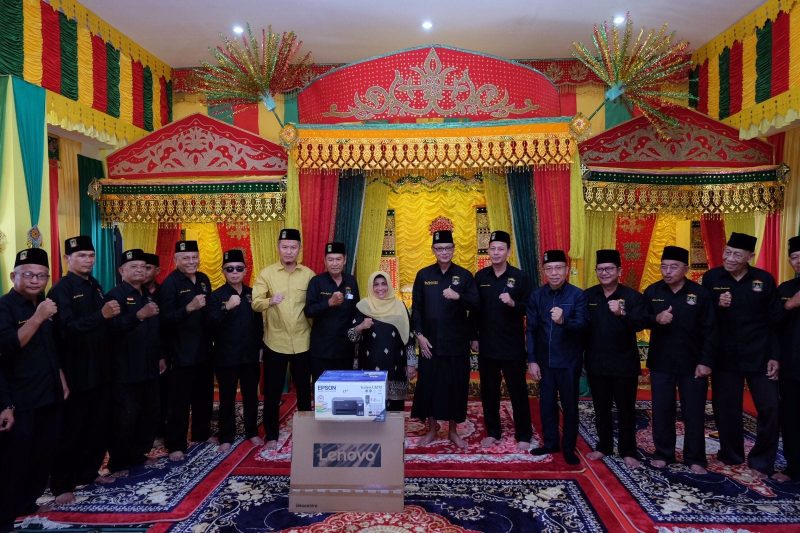 Wali Kota Kota Tanjungpinang, Hj. Rahma, S.IP.,M.M, secara resmi menyerahkan bantuan hibah berupa satu unit komputer dan printer kepada Ketua Umum Lembaga Adat Melayu (LAM) Kota Tanjungpinang, Juramadi Esram. Foto: Diskominfo Tanjungpinang 