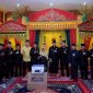Wali Kota Kota Tanjungpinang, Hj. Rahma, S.IP.,M.M, secara resmi menyerahkan bantuan hibah berupa satu unit komputer dan printer kepada Ketua Umum Lembaga Adat Melayu (LAM) Kota Tanjungpinang, Juramadi Esram. Foto: Diskominfo Tanjungpinang 